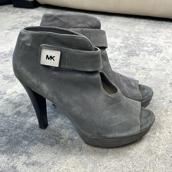 MICHAEL Michael Kors Devenport Suede Leather Cutout Heels Booties Gray Sz 7 - Picture 1 of 14